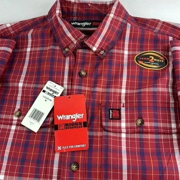 WRANGLER RED PLAID SIZE M BUTTON DOWN 2 POCKETS ON CHEST BUTTONS NWT SHORT SL - Picture 1 of 7